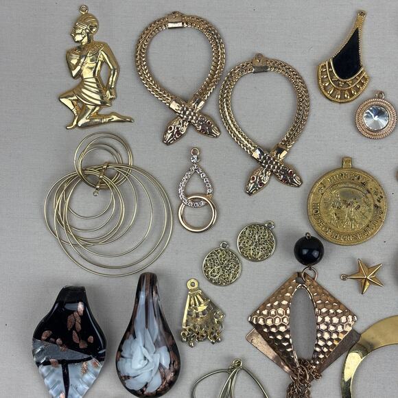 Pendant Charm Craft Jewelry Lot - 60+ Gold Rose Tone Black White Stone Glass - Picture 2 of 10